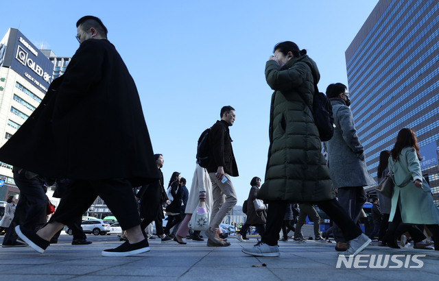 【서울=뉴시스】박미소 수습기자 = 미세먼지 '보통' 수준을 보이는 지난 2일 오전 서울 종로구 광화문 광장 네거리에서 시민들이 두꺼운 옷을 입고 발걸음을 옮기고 있다. 2019.04.02. misocamera@newsis.com