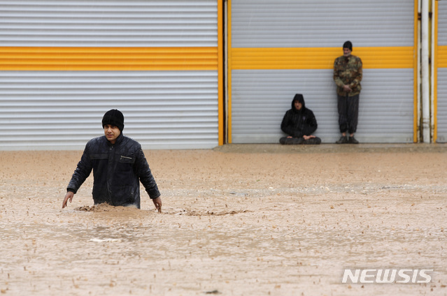 【서울=AP/뉴시스】지난 1일 이란 서부 로레스탄주 코라마바드시에서 한 남성이 물에 잠긴 거리를 가로지르고 있다. 이란 정부는 미국 트럼프 행정부의 재제로 홍수 피해 지역에 대한 구조 작업이 차질을 빚고 있다고 주장하고 있다. 2019.04.22
