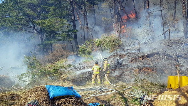 【부산=뉴시스】 3일 오전 부산 해운대구 운봉산 일대 산불 현장에서 소방대원들이 이틀째 진화작업을 펼쳐지고 있다.  부산소방재난본부는 이날 오전 9시 10분께 큰 불길을 잡고 잔불정리를 펼치고 있다고 밝혔다. 2019.04.03. (사진=부산소방본부 제공)  photo@newsis.com 