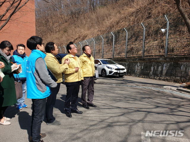 【서울=뉴시스】 강남구 대모초등학교 절개지 점검. 2019.04.03. (사진= 강남구 제공)