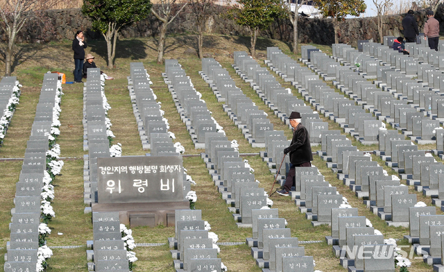 【제주=뉴시스】우장호 기자 = 제71주년 4·3 추념식이 열리는 3일 오전 제주시 봉개동 제주4·3평화공원 내 행방불명인 묘지에 희생자 유족들의 발걸음이 이어지고 있다. 2019.04.03. woo1223@newsis.com