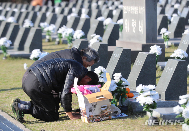 【제주=뉴시스】우장호 기자 = 제71주년 4·3 추념식이 열리는 3일 오전 제주시 봉개동 제주4·3평화공원 내 행방불명인 표지석에 희생자 유족이 찾아와 절하고 있다. 2019.04.03. woo1223@newsis.com