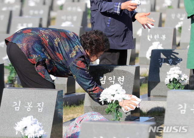 【제주=뉴시스】우장호 기자 = 제71주년 4·3 추념식이 열리는 3일 오전 제주시 봉개동 제주4·3평화공원 내 행방불명인 묘지에 희생자 유족이 찾아와 표지석을 닦고 있다. 2019.04.03. woo1223@newsis.com