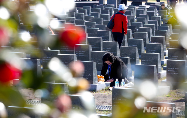 【제주=뉴시스】우장호 기자 = 제71주년 4·3 추념식이 열리는 3일 오전 제주시 봉개동 제주4·3평화공원 내 행방불명인 표지석 부근에 동백꽃이 핀 가운데 희생자 유족이 찾아와 절하고 있다. 2019.04.03. woo1223@newsis.com