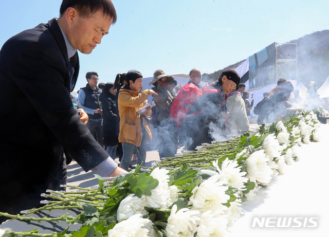 【제주=뉴시스】우장호 기자 = 제71주년 4·3 추념식이 거행된 3일 오전 제주시 봉개동 제주4·3평화공원에 희생자 유족이 찾아와 위령제단에 분향과 헌화하고 있다. 2019.04.03. woo1223@newsis.com