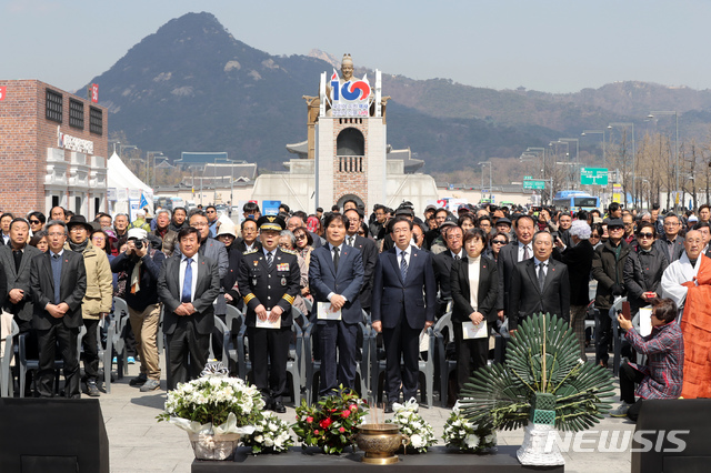 【서울=뉴시스】이윤청 수습기자 = 민갑룡 경찰청장, 이용선 시민사회수석, 박원순 서울시장을 비롯한 참석자들이 3일 오전 서울 종로구 광화문광장에서 열린 ‘4370+1 봄이 왐수다’ 추념식에서 추모곡을 제창하고 있다. 2019.04.03.  radiohead@newsis.com