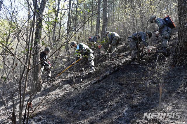 【부산=뉴시스】 하경민 기자 = 3일 오전 부산 해운대구 운봉산 일대 산불 현장에서 이틀 동안 진화작업이 펼쳐지고 있는 가운데 육군 53사단 장병들이 잔불정리작업을 하고 있다. 부산소방재난본부는 산불 발생 18시간 만인 이날 오전 9시 10분께 초진을 완료하고, 잔불정리작업을 펼치고 있다고 밝혔다. 2019.04.03. yulnetphoto@newsis.com