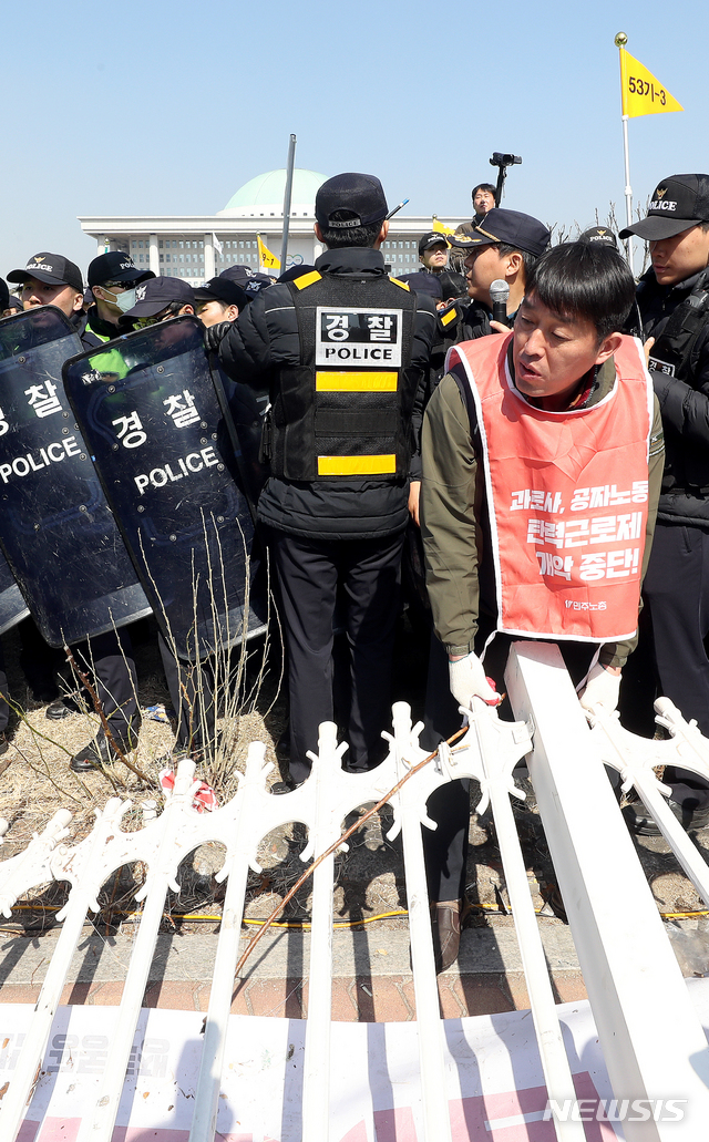 【서울=뉴시스】김병문 수습기자 = 민주노총이 지난 3일 오전 서울 여의도 국회 정문에서 열린 '노동법 개정 정지 2차 총력투쟁'에서 국회 진입을 위해 담장을 허물고 있다. 2019.04.03. dadazon@newsis.com