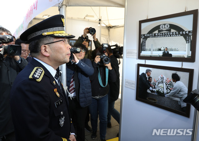 【서울=뉴시스】이윤청 수습기자 = 민갑룡 경찰청장이 3일 오전 서울 광화문광장에서 열린 제주 4·3 추념식에 참석해 관련 기록물을 살펴보고 있다. 2019.04.03.  photo@newsis.com