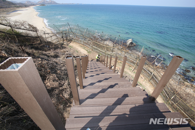 【고성(강원)=뉴시스】김경목 기자 = 오는 27일 휴전 협정 이후 처음으로 민간인의 도보 통행 개방을 앞둔 강원도 고성군 통일전망대 'DMZ(비무장지대) 평화안보 체험길(가칭 평화둘레길)' 조성을 위해 인부가 육군 장병의 경호를 받으며 작업을 하고 있다. 