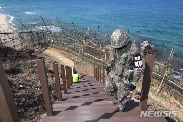 【고성(강원)=뉴시스】김경목 기자 = 오는 27일 휴전 협정 이후 처음으로 민간인의 도보 통행 개방을 앞둔 강원도 고성군 통일전망대 'DMZ(비무장지대) 평화안보 체험길(가칭 평화둘레길)' 조성을 위해 인부가 육군 장병의 경호를 받으며 작업을 하고 있다.정부는 이날 DMZ 내부를 걸을 수 있는 이른바 평화안보 체험길을 조성해 오는 27일부터 개방하겠다고 밝혔다. 동부전선 고성 지역은 통일전망대에서 시작해 해안 철책을 따라 금강산전망대까지 이어지는 도보 2.7㎞ 코스가 운영된다. 통일전망대에서 금강산전망대까지 왕복 구간을 차량으로 이동하는 4.5㎞의 별도 코스도 있다. 2019.04.03. photo31@newsis.com