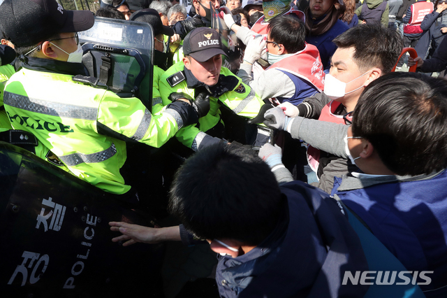 【서울=뉴시스】김병문 수습기자 = 민주노총이 지난달 3일 오후 서울 여의도 국회 정문에서 열린 '노동법 개악 저지-노동기본권 쟁취 민주노총 결의대회'에서 국회 진입을 막는 경찰과 충돌하고 있다. 2019.04.03. dadazon@newsis.com