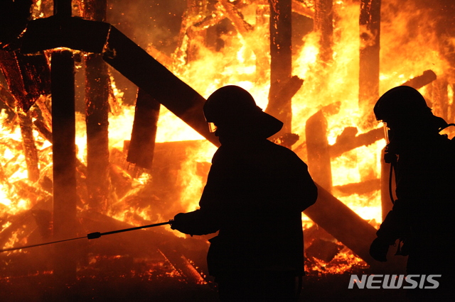 【동해=뉴시스】 2019년 4월4일 강원 동해안에서 발생한 산불을 소방대원들이 진압하고 있다. (사진= 뉴시스 DB) photo＠newsis.com