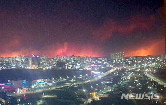 【서울=뉴시스】 지난 4일 오후 11시 46분께 강원 속초시 속초IC 인근 야산에서 발생한 산불이 도심 뒤로 확산되고 있다. 2019.04.05. (사진=독자 제공) photo@newsis.com 