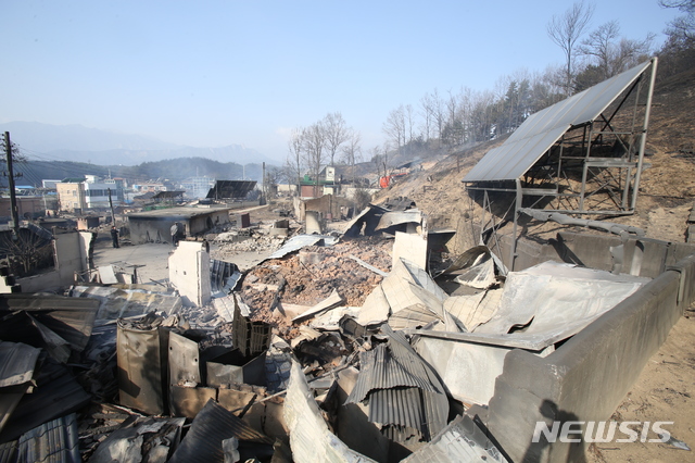 【속초=뉴시스】김경목 기자 = 5일 오전 강원 속초시 장사동 장천마을의 한 가옥이 전날 밤 고성군 토성면 원암리 미시령 관통도로 요금소 인근에서 변압기가 터져 발생한 산불로 폐허가 되어 있다. 2019.04.05.  photo31＠newsis.com 