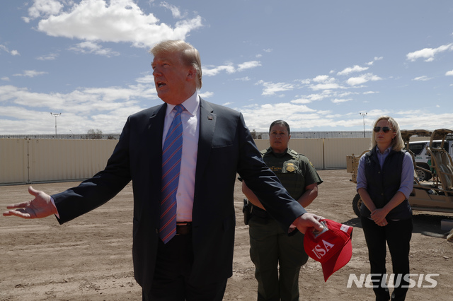 【칼렉시코=AP/뉴시스】도널드 트럼프 미국 대통령은 6일(현지시간) 로버트 뮬러 특검이 작성한 400페이지 분량의 수사 보고서를 읽어보지 못했다고 밝혔다. 사진은 트럼프 대통령이 5일 캘리포니아주 칼렉시코에 있는 멕시코와의 국경장벽을 둘러보는 모습. 2019.04.07