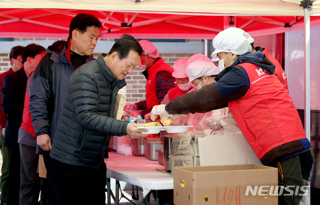 【고성(강원)=뉴시스】김병문 수습기자 = 강원 고성·속초 지역 화재 나흘 째인 7일 오후 강원 고성군 천진초등학교에 마련된 이재민 대피소에서 자원봉사자들이 무료 급식 봉사를 하고 있다. 2019.04.07. dadazon@newsis.com