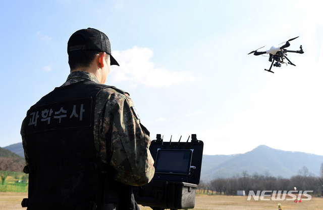 【서울=뉴시스】육군이 수사기관 최초로 드론 포렌식 수사 체계를 구축하고 '수사용 드론'을 도입해 운용하고 있다고 8일 보도했다. 육군 중앙수사단 지구수사대 현장 감식 수사관이 수사용 드론을 운용하고 있다. 2019.04.08. (사진=육군 제공) photo@newsis.com