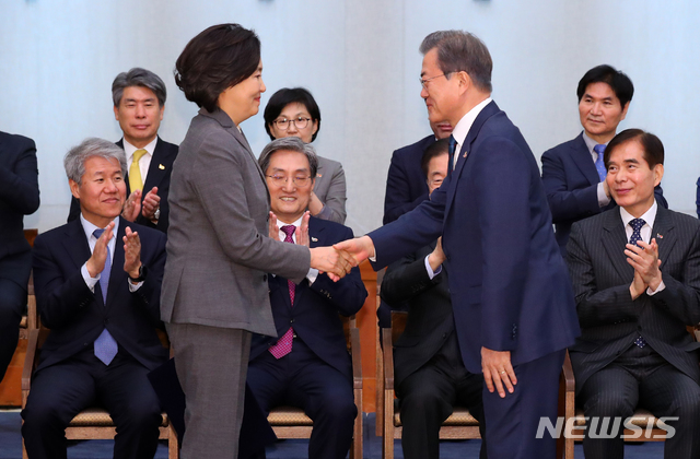 【서울=뉴시스】전신 기자 = 문재인 대통령이 8일 청와대 본관에서 박영선 중소벤처기업부 장관에게 임명장을 수여하고 있다. 2019.04.08.  photo1006@newsis.com