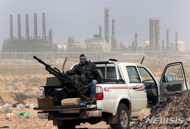 【서울=AP/뉴시스】 리비아 수도 트리폴리 통제권을 놓고 서부 통합정부(GNA)와 동부 군벌 리비아국민군(LNA)이 충돌했다. 사진은 유전 시설을 방어하고자 배치된 LNA 전투원.2019.04.09