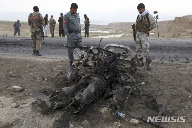 【카불=AP/뉴시스】9일(현지시간) 한 아프간 보안군 병사들이 아프가니스탄 카불 북쪽 바그람 공군기지 인근에서 발생한 자살 폭탄 차량 폭발 현장을 살피고 있다. 전날 발생한 이 폭발로 미군 병사 3명과 미 도급업자 1명이 사망했다고 미군 관계자가 밝혔으며 탈레반은 이번 폭발이 자신들의 소행이라고 주장했다. 2019.04.09.
