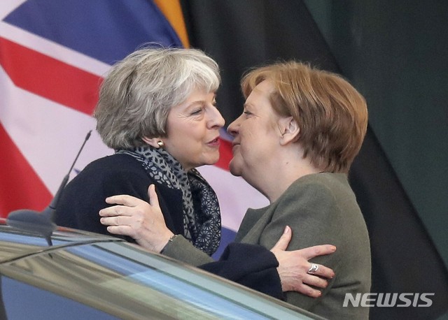 【베를린(독일)=AP/뉴시스】앙겔라 메르켈 독일 총리(오른쪽)와 테리사 메이 영국 총리가 지난 9일 독일 베를린에서 회담 후 서로 포옹하고 있다. 영국 총리실은 이날 두 정상이 질서있는 브렉시트의 중요성에 대해 합의했다고 밝혔다. 2019.4.9