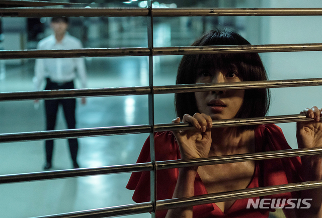[리뷰]지하주차장 CCTV의 공포, 역발상 영화 '왓칭'