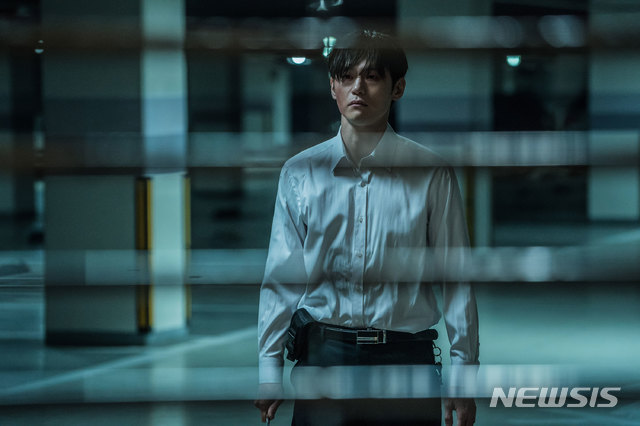 [리뷰]지하주차장 CCTV의 공포, 역발상 영화 '왓칭'