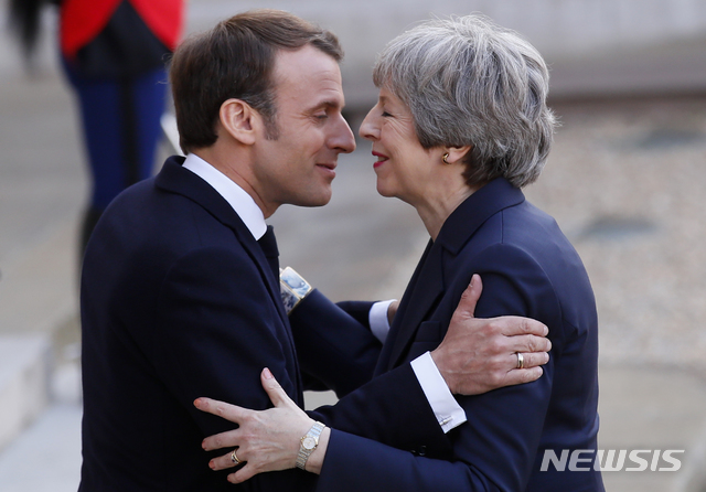 【파리=AP/뉴시스】에마뉘엘 마크롱 프랑스 대통령(왼쪽)과 테리사 메이 영국 총리가 9일(현지시간) 파리의 엘리제궁에서 회담을 시작하기에 앞서 인사를 나누고 있다. 2019.04.10.