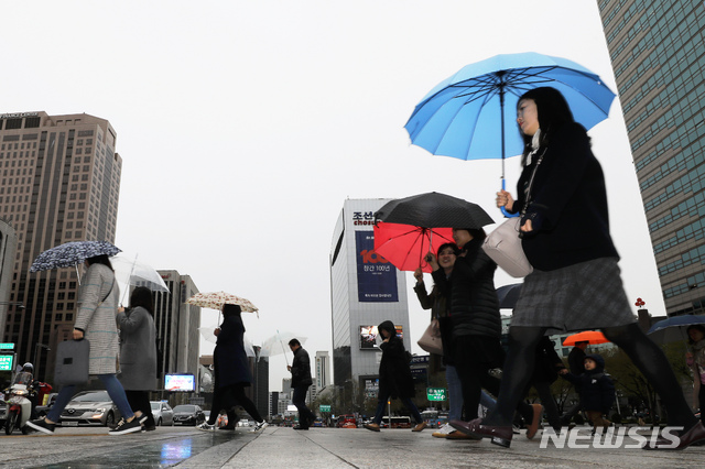 【서울=뉴시스】이윤청 수습기자 = 전국이 대체로 흐리고 쌀쌀한 날씨를 보인 10일 오전 서울 세종대로 사거리 인근에서 시민들이 출근길 발걸음을 옮기고 있다. 2019.04.10. radiohead@newsis.com