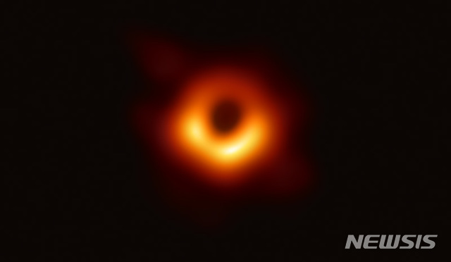 【서울=뉴시스】이영환 기자 = 이벤트 호라이즌 망원경 프로젝트는 10일 공식 홈페이지를 통해 이번에 관측한 은하 M87의 중심에 대한 블랙홀의 첫 이미지를 획득했다고 밝혔다 2019.04.10. (사진=이벤트호라이즌 홈페이지 캡쳐)  photo@newsis.com
