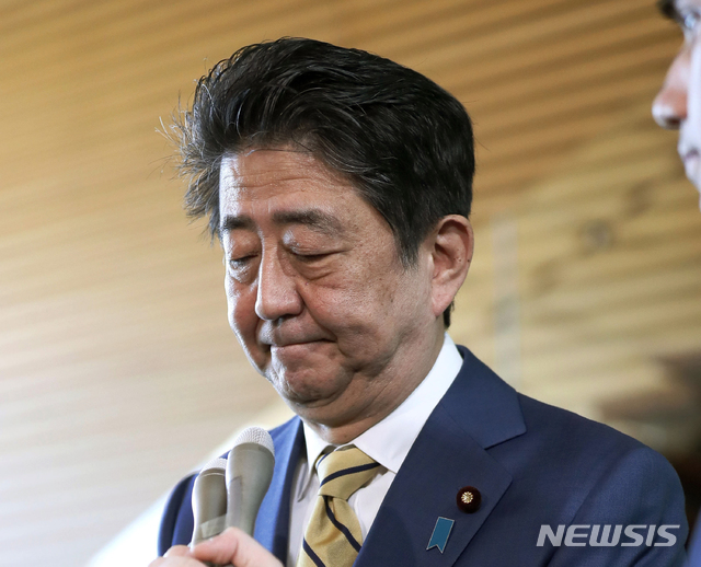 【도쿄=AP/뉴시스】 아베 신조(安倍晋三) 일본 총리는 4월14일 원전 유출사고가 발생한 후쿠시마(福島)를 방문해 "도쿄 올림픽을 계기로 이 지역이 다시 부흥한 모습을 세계에 알리겠다"고 밝혔다.  2019.05.21.