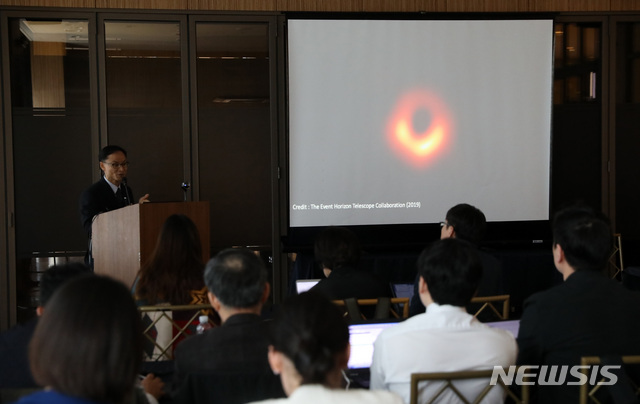 【서울=뉴시스】김선웅 기자 = 한국천문연구원 정태현 박사가 11일 서울 중구의 한 컨벤션센터에서 사건지평선 망원경(Event horizon telescope)를 통해 인류 역사상 처음으로 관측·촬영한 처녀자리 은하 중심의 M87 블랙홀에 대해 설명하고 있다.  한국은 한국천문연구원 소속 연구자 8인이 동아시아관측소 산하 제임스 클러크 맥스웰 망원경과 아타카마 밀리미터/서브밀리미터 전파간섭계의 협력 구성원으로 EHT 프로젝트에 참여했다. 2019.04.11.  mangusta@newsis.com