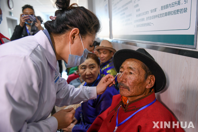 중국 내몽고자치구에서 4월11일 의사가 진찰하고 있다  신화