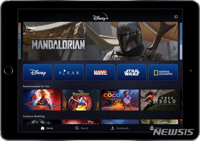 【뉴욕=AP/뉴시스】온라인 스트리밍 서비스 디즈니+가 12일(현지시간) 서비스 첫날부터 기술적 결함으로 요란한 신고식을 치렀다. 디즈니+가 4월11일 테블릿 PC에 제공하는 서비스 이미지. 2019.11.13
