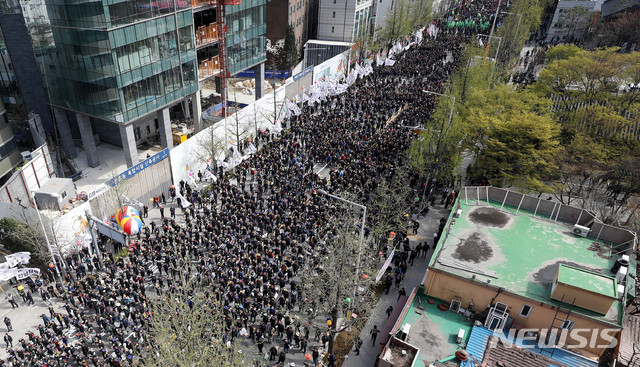 【서울=뉴시스】추상철 기자 = 전국민주노동조합총연맹이 13일 오후 서울 종로구 조계사 앞에서 특수고용노동자 총궐기 대회 및 '국제노동기구(ILO) 100주년 핵심협약 비준과 노동조합법 2조 개정' 등을 촉구하는 집회를 하고 있다. 2019.04.13. scchoo@newsis.com