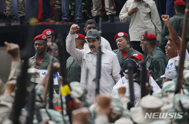 【카라카스=AP/뉴시스】13일(현지시간) 니콜라스 마두로 베네수엘라 대통령이 카라카스에서 열린 볼리바르 민병대 창설 10주년 기념행사에 참석해 대원들을 향해 포즈를 취하고 있다. 베네수엘라 볼리바르 민병대는 베네수엘라 국군의 일부로 우고 차베스 전 베네수엘라 대통령이 창설해 현재 2백만 명 이상의 남녀 대원으로 구성돼 있다. 2019.04.14.