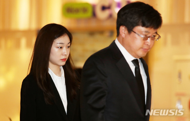 【서울=뉴시스】박미소 수습기자 = 김연아(왼쪽)가 14일 오후 서울 서대문구 신촌세브란스병원 장례식장에 마련된 고 조양호 한진그룹 회장의 빈소로 들어서고 있다. 2019.04.14. misocamera@newsis.com