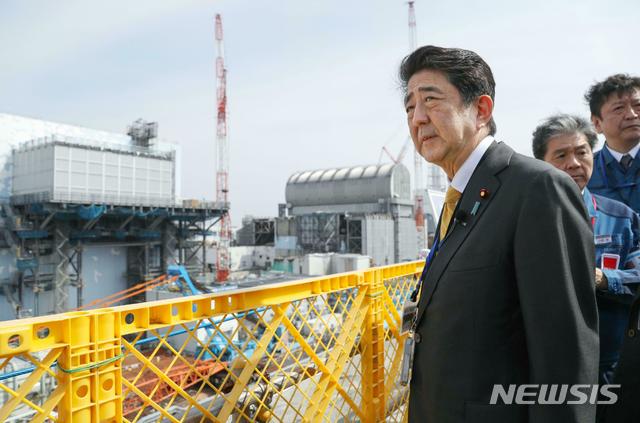 【오쿠마=AP/뉴시스】아베 신조 일본 총리가 지난 4월14일 일본 후쿠시마현 오쿠마의 후쿠시마 제1원전을 방문해 둘러보고 있다.  지난 2013년 9월 이후 약 5년 반 만에 원전을 방문한 아베 총리는 폐로 작업의 진척 상황 등을 점검하며 "국가가 폐로와 오염수 대책의 전면에 나설 것"이라고 밝혔다. 2019.04.14.