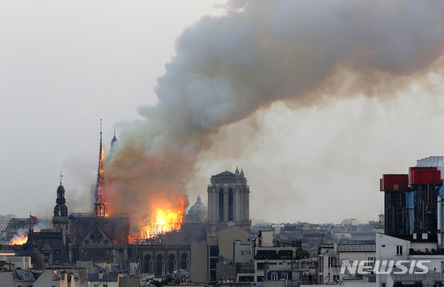 【파리=AP/뉴시스】15일(현지시간) 프랑스 파리의 노트르담 대성당에 불이나 화염과 연기가 솟아오르고 있다. 2019.04.16. 