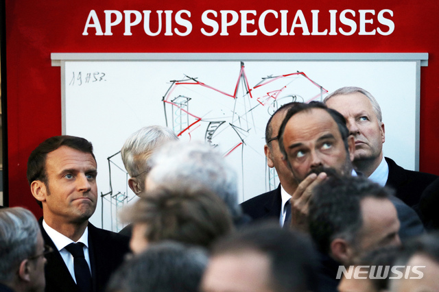 【파리=AP/뉴시스】15일(현지시간) 에마뉘엘 마크롱(왼쪽) 프랑스 대통령과 에두아르 필리프(오른쪽) 프랑스 총리가 불이 난 파리 노트르담 대성당을 걱정스러운 눈빛으로 바라보고 있다. 2019.04.16.