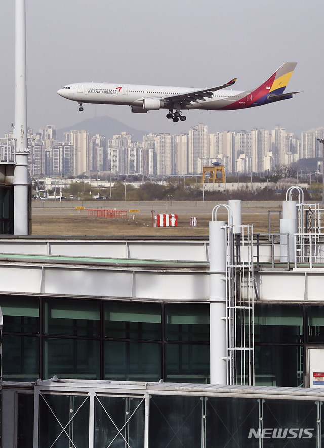 【인천공항=뉴시스】최진석 기자 = 금호아시아나그룹이 아시아나 항공 매각과 관련 에어부산·에어서울 등 자회사들이 아시아나 항공과 함께 '통매각'될 것으로 전망되고 있는 16일 오후 인천국제공항에 아시아나 항공 여객기가 착륙하고 있다. 2019.04.16.myjs@newsis.com