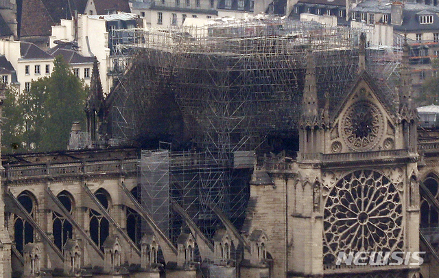 【파리=AP/뉴시스】 프랑스 정부가 화재로 붕괴된 노트르담 대성당의 첨탑 재건을 위해 국제 건축설계 공모에 나선다고 17일(현지시간) 발표했다. 2019.04.17.  