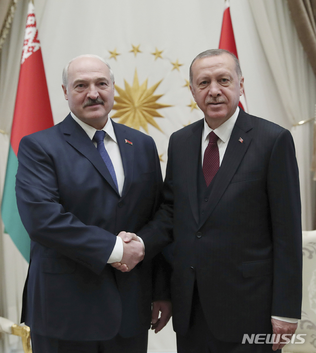 【앙카라( 터키) = AP/뉴시스】 터키의 레제프 타이이프 에르도안 대통령이 16일(현지시간) 터키를 방문한 벨라루스의 알렉산더 루카셴코 대통령을 맞아 악수를 나누고 있다. 터키는 러시아의 신형 미사일 수입에 대한 미국의 제재 면제를 기대하고 있다고 밝혔다. 
