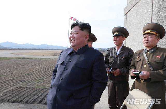 【서울=뉴시스】북한 노동신문은 김정은 국무위원장이 지난 16일 조선인민군 항공 및 반항공군 제1017군부대 전투비행사들의 비행훈련을 지도했다고 17일 보도했다. 2019.04.17. (출처=노동신문)  photo@newsis.com