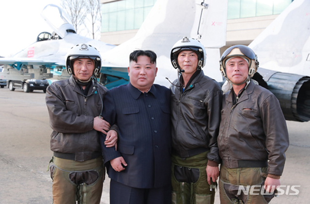 【서울=뉴시스】북한 노동신문은 김정은 국무위원장이 지난 16일 조선인민군 항공 및 반항공군 제1017군부대 전투비행사들의 비행훈련을 지도했다고 17일 보도했다. 2019.04.17. (출처=노동신문) photo@newsis.com