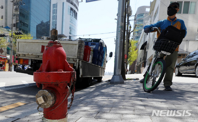 【서울=뉴시스】소화전이 설치된 인근에 불법 주차한 차량. (사진= 뉴시스 DB) 