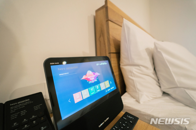 【서울=뉴시스】KT는 야놀자의 라이프스타일 호텔 ‘헤이, 서귀포’에 국내 최초 호텔 전용 인공지능 서비스 ‘기가지니 호텔’을 적용했다고 28일 밝혔다. (사진/KT 제공) photo@newsis.com
