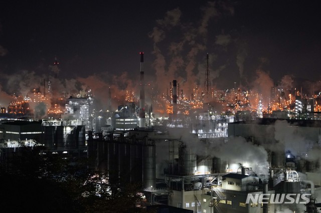 【서울=뉴시스】산업단지 공장 굴뚝에서 연기가 피어오르고 있다. 2019.04.18. photo@newsis.com