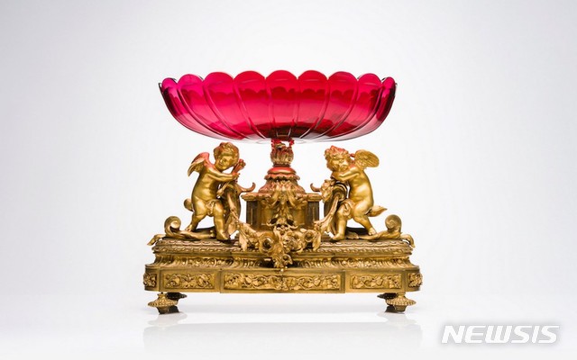 【서울=뉴시스】프랑스왕실 장식접시, 19세기, 프랑스, 41x50x25cm, 유리와 오물루(Omulu)